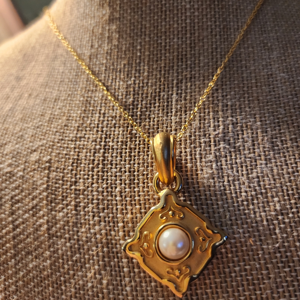 Gold-Plated necklace with pearl pendant